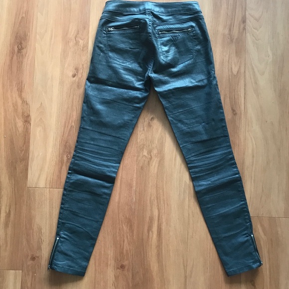 🆕 GUESS Shiny/Leather-Like Jeans - Picture 3 of 8